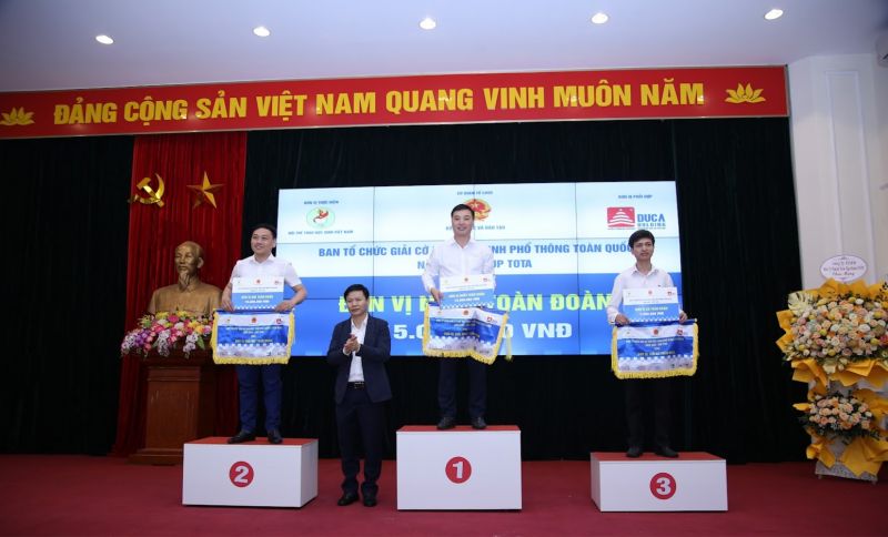 PGS.TS Nguyễn Thanh Đề - Trưởng BTC trao cờ Nhất - Nhì - Ba toàn đoàn tại Chương trình Tổng kết Giải Cup TOTA năm 2022.
