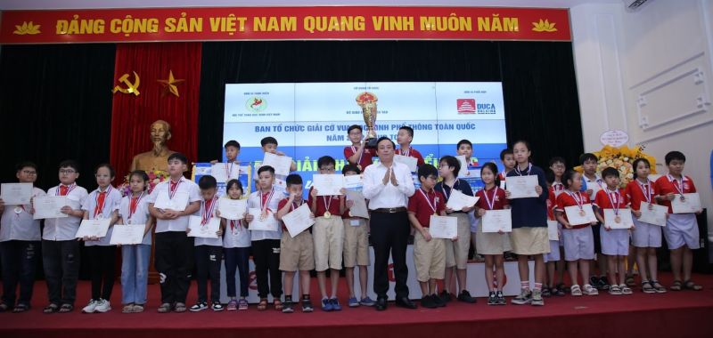 Trao cup vô địch khối Tiểu học cho Trường Tiểu học VinsSchool (đoàn Sở GD&ĐT Hà Nội)